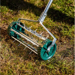 UPP rollender Rasenlüfter mit Stiel | Handvertikutierer mit 27 Nägeln (3,5cm) für die Rasenpflege | Manueller Aerifizierer Macht Rasenbelüften einfach | Robuste Stachelwalze ohne Strom & Benzin