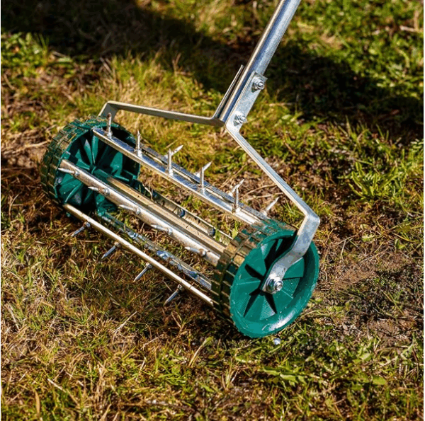 UPP rollender Rasenlüfter mit Stiel | Handvertikutierer mit 27 Nägeln (3,5cm) für die Rasenpflege | Manueller Aerifizierer Macht Rasenbelüften einfach | Robuste Stachelwalze ohne Strom & Benzin